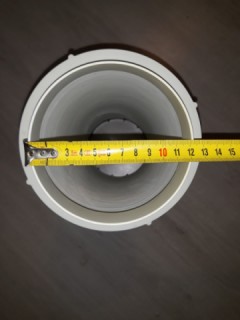  Změříme vnější průměr konce hadice, který se bude zasouvat do okenního krytu (v tomto případě 12 cm).